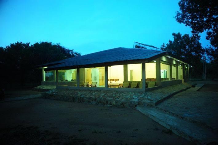 Crocodile Park Bungalow Kataragama Buitenkant foto